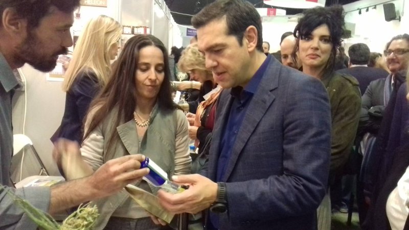 Ο Αλέξης Τσίπρας στα ελληνικά βιολογικά προϊόντα κάνναβης -Τι δώρο του έδωσαν [εικόνες] | iefimerida.gr 0
