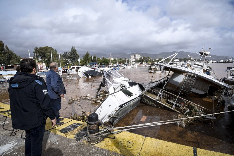 Εξαφανίστηκε η θάλασσα στην παραλία της Νέας Περάμου -Γέμισε λάσπη και μπάζα [εικόνες] | iefimerida.gr 9