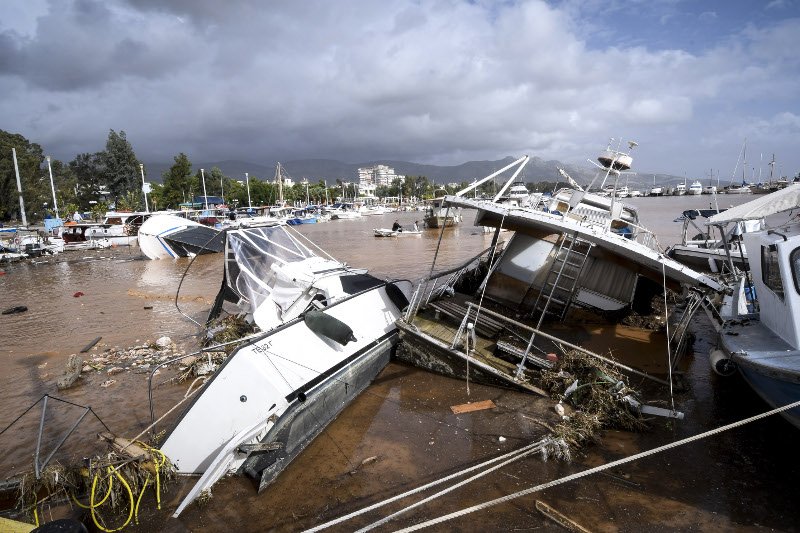 Εξαφανίστηκε η θάλασσα στην παραλία της Νέας Περάμου -Γέμισε λάσπη και μπάζα [εικόνες] | iefimerida.gr 5