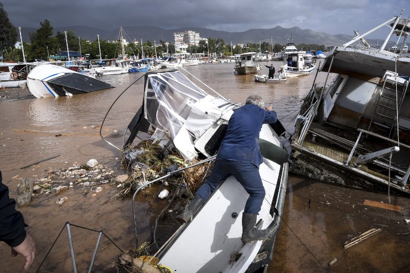 Εξαφανίστηκε η θάλασσα στην παραλία της Νέας Περάμου -Γέμισε λάσπη και μπάζα [εικόνες] | iefimerida.gr 6