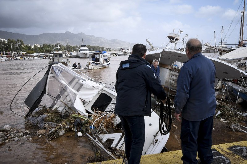 Εξαφανίστηκε η θάλασσα στην παραλία της Νέας Περάμου -Γέμισε λάσπη και μπάζα [εικόνες] | iefimerida.gr 7