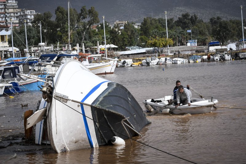 Εξαφανίστηκε η θάλασσα στην παραλία της Νέας Περάμου -Γέμισε λάσπη και μπάζα [εικόνες] | iefimerida.gr 8