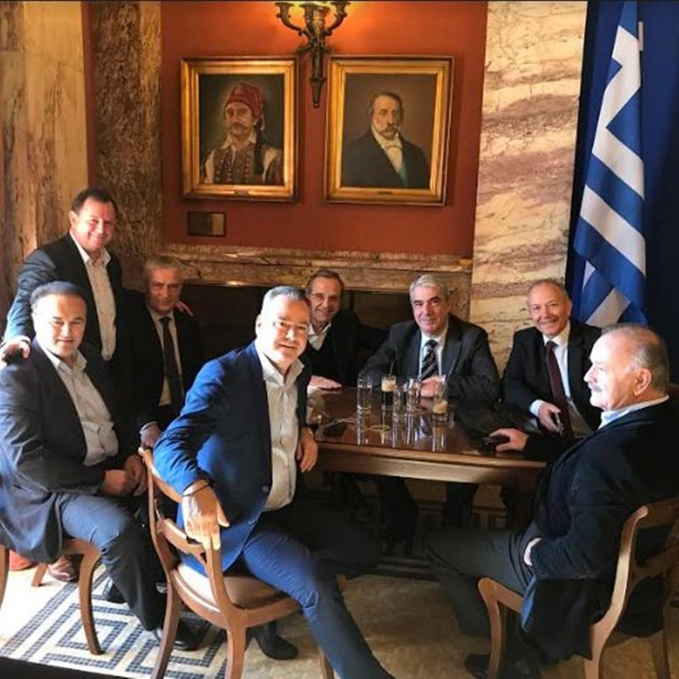 «Πηγαδάκι» γύρω από τον Αντώνη Σαμαρά στο εντευκτήριο της Βουλής [εικόνα]  | iefimerida.gr 0