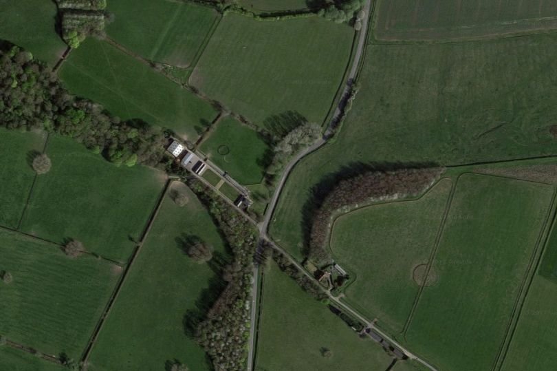 Αεροπλάνο συγκρούστηκε στον αέρα με ελικόπτερο πάνω από την έπαυλη των Ρότσιλντ στη Βρετανία -Τέσσερις νεκροί [εικόνες&βίντεο]  | iefimerida.gr 1