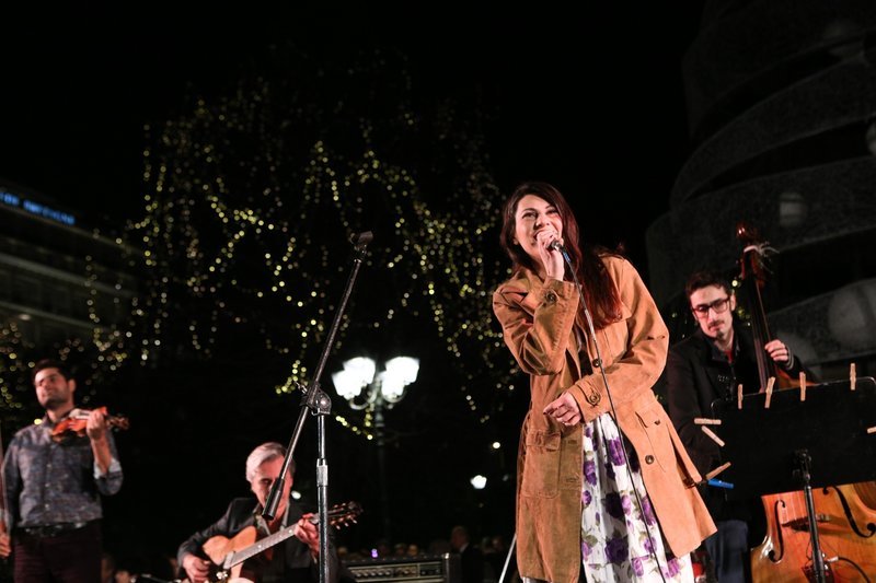 Φωταγωγήθηκε το δέντρο της Αθήνας στο Σύνταγμα [εικόνες] | iefimerida.gr 8