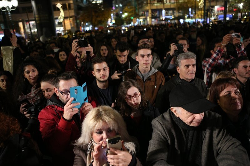 Φωταγωγήθηκε το δέντρο της Αθήνας στο Σύνταγμα [εικόνες] | iefimerida.gr 9