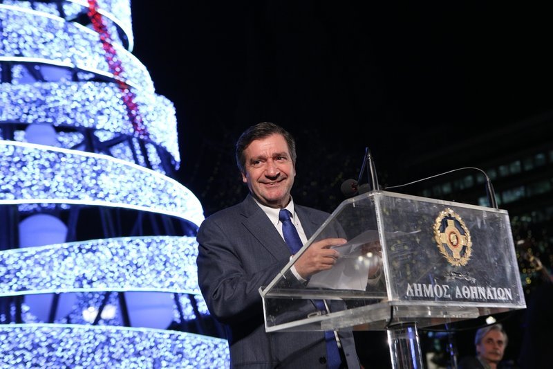 Φωταγωγήθηκε το δέντρο της Αθήνας στο Σύνταγμα [εικόνες] | iefimerida.gr 7