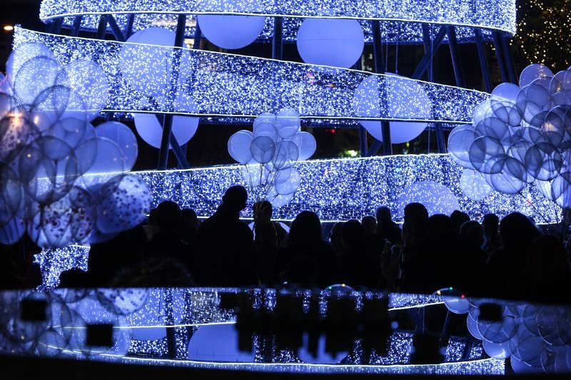 Φωταγωγήθηκε το δέντρο της Αθήνας στο Σύνταγμα [εικόνες] | iefimerida.gr 6