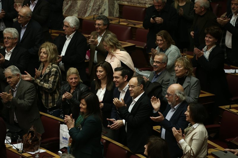 Πηγαδάκια και παρασκήνιο από τον Προϋπολογισμό: Ο αμείλικτος πόλεμος Τζάκρη-Αχτσιόγλου με τα συνολάκια στη Bουλή [εικόνες] | iefimerida.gr 47