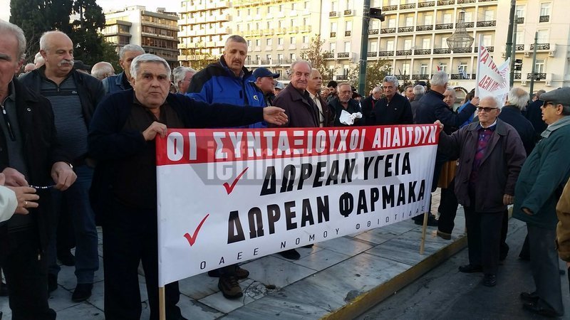 Χιλιάδες συνταξιούχοι στο Σύνταγμα διαδήλωσαν κατά των περικοπών των συντάξεων [εικόνες & βίντεο] | iefimerida.gr 1
