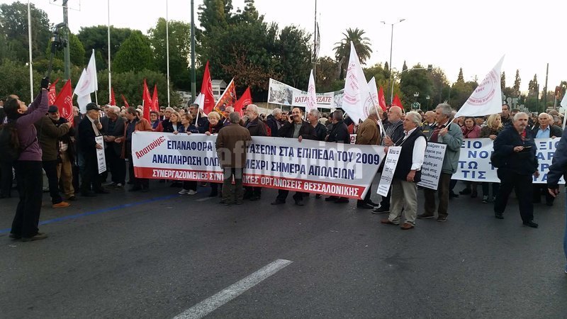 Χιλιάδες συνταξιούχοι στο Σύνταγμα διαδήλωσαν κατά των περικοπών των συντάξεων [εικόνες & βίντεο] | iefimerida.gr 3