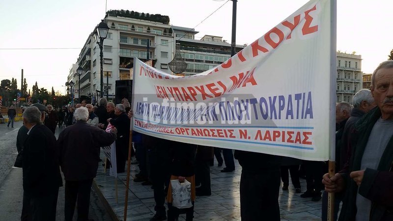 Χιλιάδες συνταξιούχοι στο Σύνταγμα διαδήλωσαν κατά των περικοπών των συντάξεων [εικόνες & βίντεο] | iefimerida.gr 4