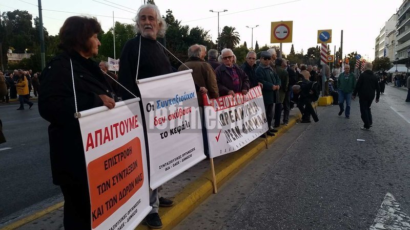 Χιλιάδες συνταξιούχοι στο Σύνταγμα διαδήλωσαν κατά των περικοπών των συντάξεων [εικόνες & βίντεο] | iefimerida.gr 6