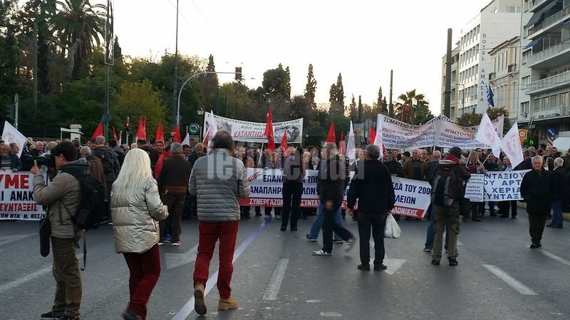 Χιλιάδες συνταξιούχοι στο Σύνταγμα διαδήλωσαν κατά των περικοπών των συντάξεων [εικόνες & βίντεο] | iefimerida.gr 7