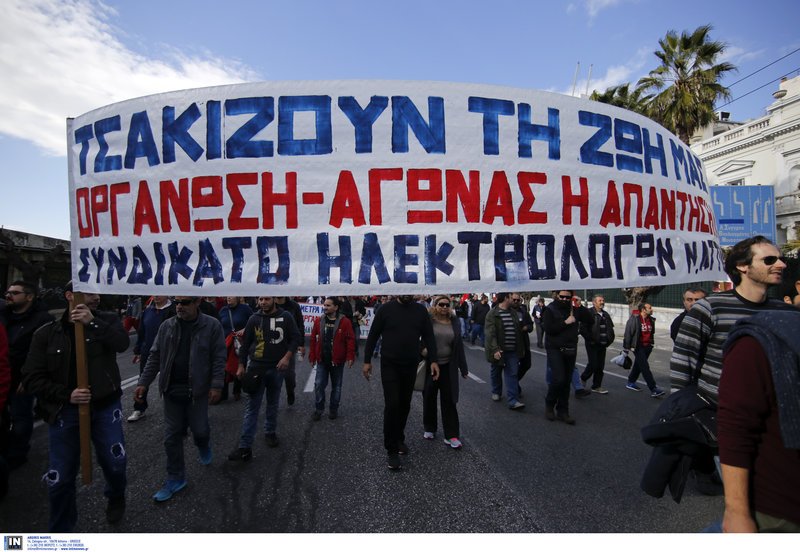 Μεγάλες διαδηλώσεις στην Αθήνα -Το σκετς με τον Αγιο Βασίλη στην πορεία ΓΣΕΕ-ΑΔΕΔΥ [εικόνες & βίντεο] | iefimerida.gr 5