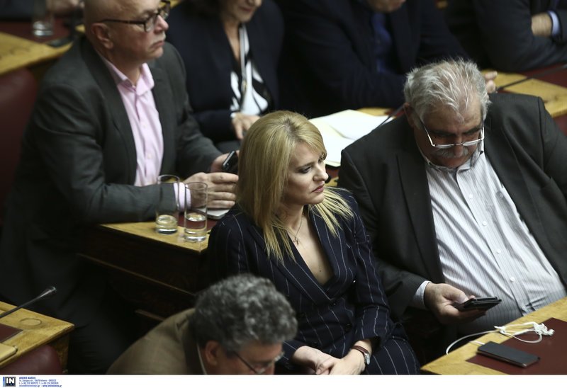 Πηγαδάκια και παρασκήνιο από τον Προϋπολογισμό: Ο αμείλικτος πόλεμος Τζάκρη-Αχτσιόγλου με τα συνολάκια στη Bουλή [εικόνες] | iefimerida.gr 16