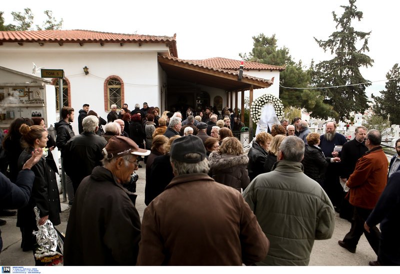 «Ο φονιάς μας έκαψε» -Θρήνος και οργή στις κηδείες των θυμάτων του αστυνομικού [εικόνες & βίντεο] | iefimerida.gr 0