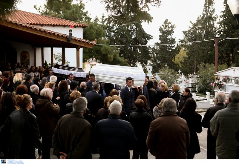 «Ο φονιάς μας έκαψε» -Θρήνος και οργή στις κηδείες των θυμάτων του αστυνομικού [εικόνες & βίντεο] | iefimerida.gr 1