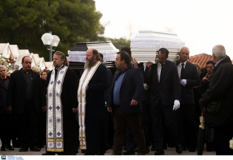 «Ο φονιάς μας έκαψε» -Θρήνος και οργή στις κηδείες των θυμάτων του αστυνομικού [εικόνες & βίντεο] | iefimerida.gr 2