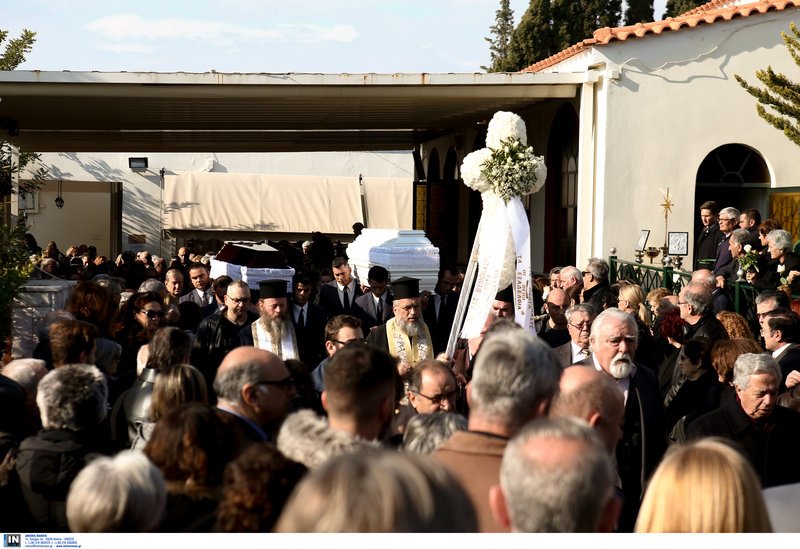 «Ο φονιάς μας έκαψε» -Θρήνος και οργή στις κηδείες των θυμάτων του αστυνομικού [εικόνες & βίντεο] | iefimerida.gr 4