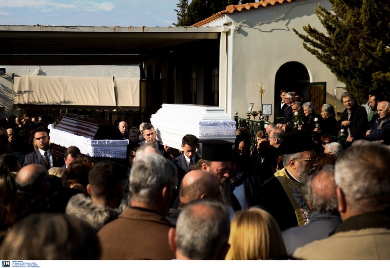 «Ο φονιάς μας έκαψε» -Θρήνος και οργή στις κηδείες των θυμάτων του αστυνομικού [εικόνες & βίντεο] | iefimerida.gr 5