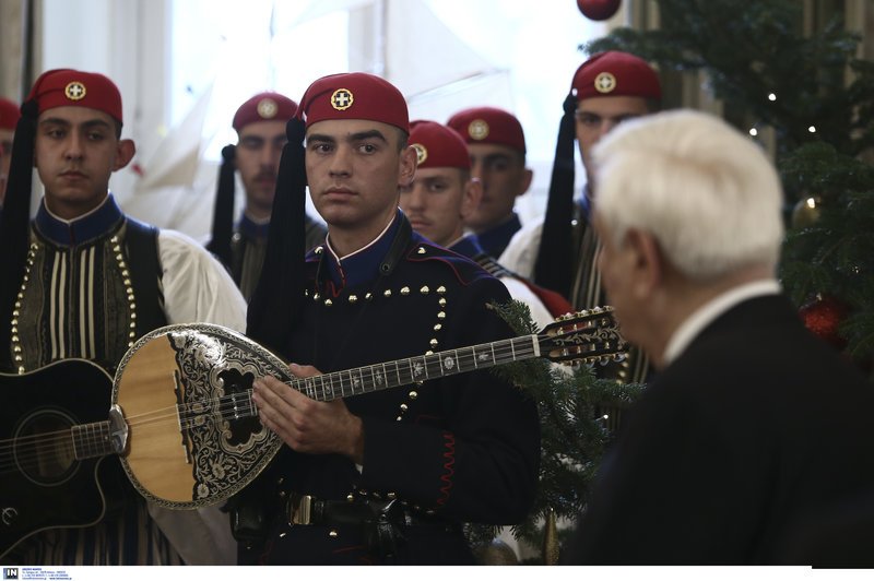 Κάλαντα με μηνύματα προς την Τουρκία για τη Συνθήκη της Λωζάνης στο Προεδρικό Μέγαρο [εικόνες] | iefimerida.gr 1