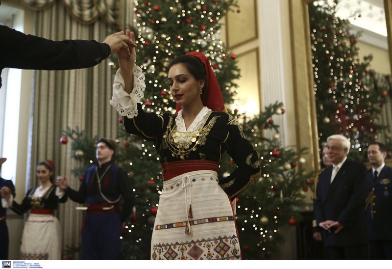 Κάλαντα με μηνύματα προς την Τουρκία για τη Συνθήκη της Λωζάνης στο Προεδρικό Μέγαρο [εικόνες] | iefimerida.gr 4