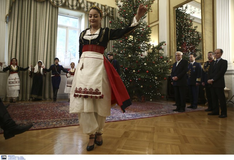 Κάλαντα με μηνύματα προς την Τουρκία για τη Συνθήκη της Λωζάνης στο Προεδρικό Μέγαρο [εικόνες] | iefimerida.gr 6