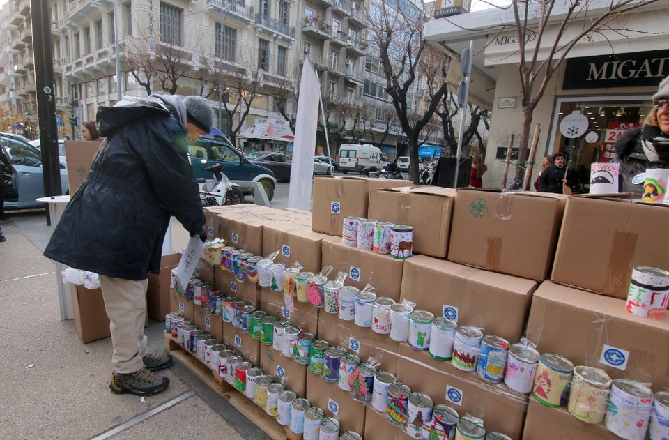 Στολίζουμε δέντρο με κουτιά εβαπορέ για όσους το έχουν ανάγκη | iefimerida.gr 1