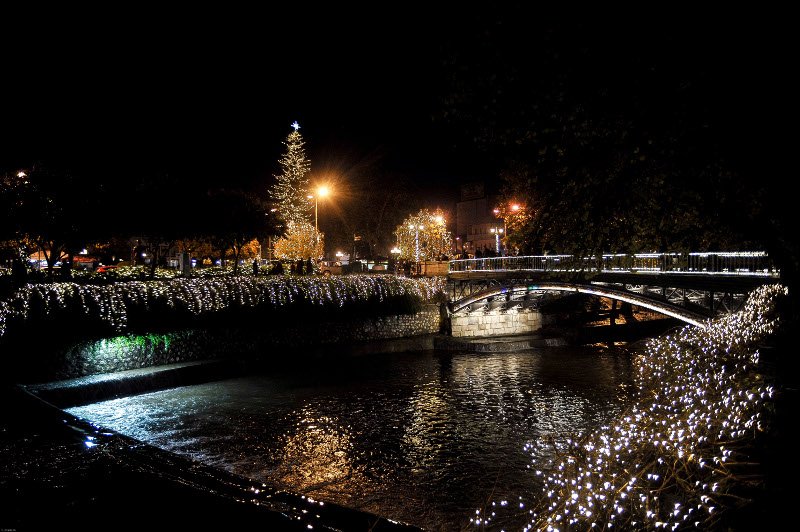 Οντως εντυπωσιακό! Το ψηλότερο φυσικό δέντρο της Ελλάδας στολίστηκε στα Τρίκαλα! [εικόνες] | iefimerida.gr 4