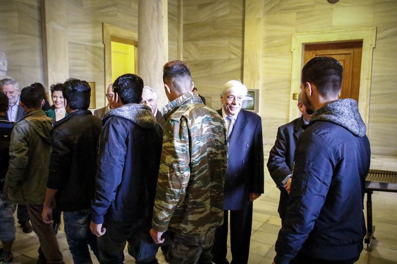 Οι σέλφι του Παυλόπουλου με τα ασυνόδευτα παιδιά-πρόσφυγες: Πατρίδα και οικογένειά σας είναι η Ελλάδα [εικόνες] | iefimerida.gr 2