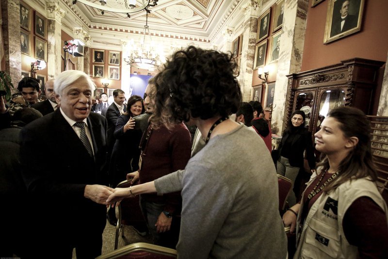 Οι σέλφι του Παυλόπουλου με τα ασυνόδευτα παιδιά-πρόσφυγες: Πατρίδα και οικογένειά σας είναι η Ελλάδα [εικόνες] | iefimerida.gr 1