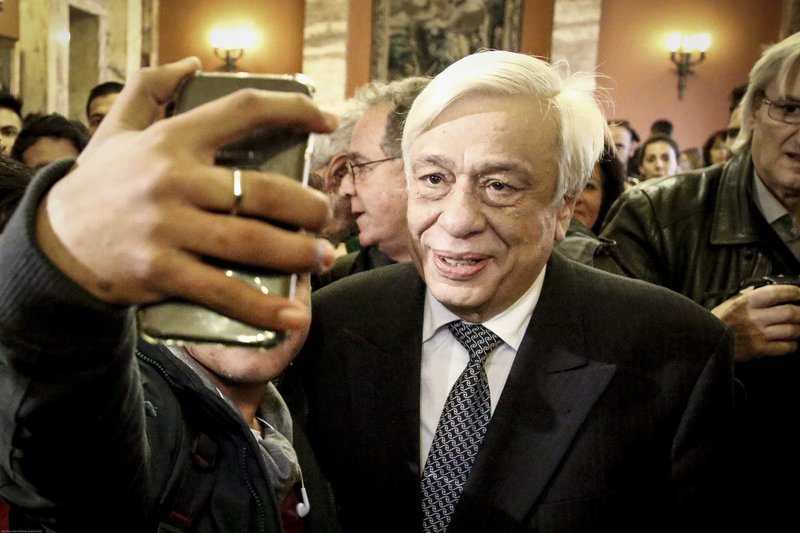 Οι σέλφι του Παυλόπουλου με τα ασυνόδευτα παιδιά-πρόσφυγες: Πατρίδα και οικογένειά σας είναι η Ελλάδα [εικόνες] | iefimerida.gr 0