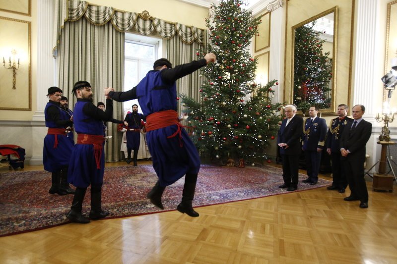 Κάλαντα με μηνύματα προς την Τουρκία για τη Συνθήκη της Λωζάνης στο Προεδρικό Μέγαρο [εικόνες] | iefimerida.gr 7