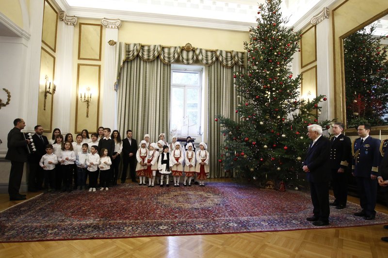 Κάλαντα με μηνύματα προς την Τουρκία για τη Συνθήκη της Λωζάνης στο Προεδρικό Μέγαρο [εικόνες] | iefimerida.gr 11