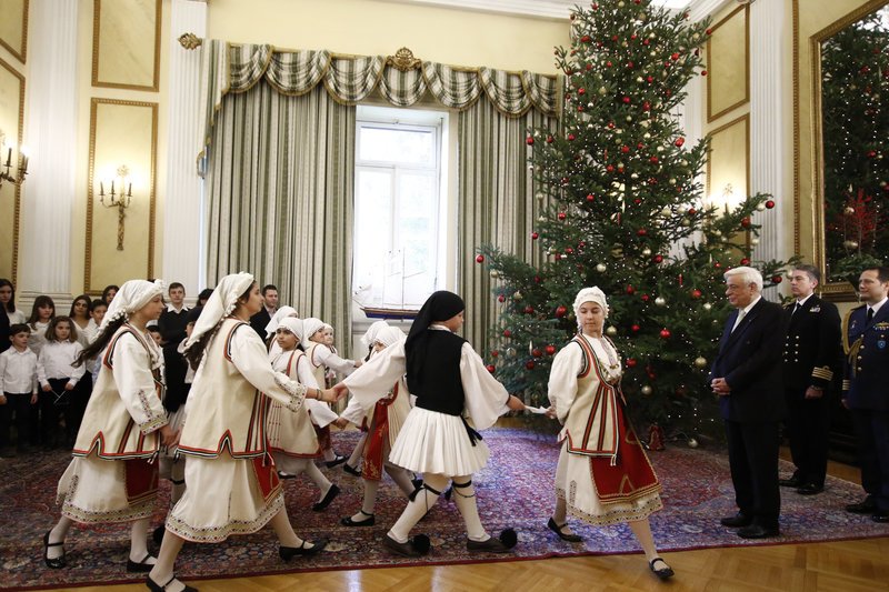 Κάλαντα με μηνύματα προς την Τουρκία για τη Συνθήκη της Λωζάνης στο Προεδρικό Μέγαρο [εικόνες] | iefimerida.gr 14