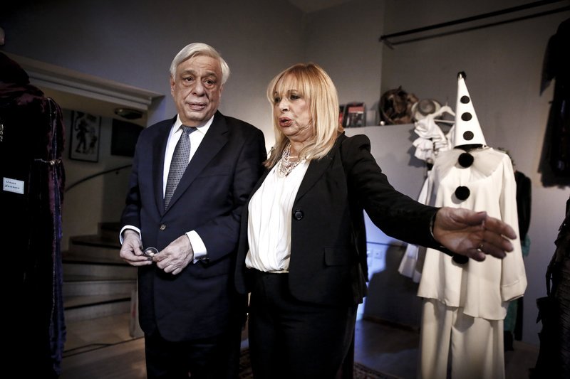 Στο Σπίτι του Ηθοποιού ο Παυλόπουλος: Επίσκεψη-αναδρομική συγνώμη της Πολιτείας [εικόνες] | iefimerida.gr 0