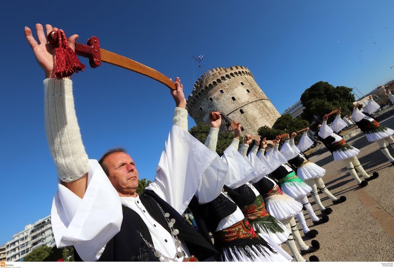 Ρουγκατσάρηδες πλημμύρισαν το Λευκό Πύργο -Με φουστανέλες, σπαθιά και τσάμικα [εικόνες] | iefimerida.gr 5