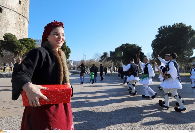 Ρουγκατσάρηδες πλημμύρισαν το Λευκό Πύργο -Με φουστανέλες, σπαθιά και τσάμικα [εικόνες] | iefimerida.gr 6