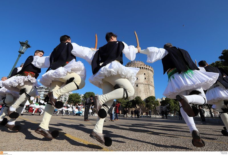 Ρουγκατσάρηδες πλημμύρισαν το Λευκό Πύργο -Με φουστανέλες, σπαθιά και τσάμικα [εικόνες] | iefimerida.gr 1