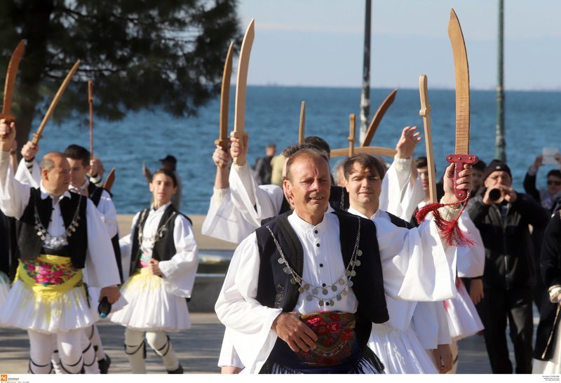 Ρουγκατσάρηδες πλημμύρισαν το Λευκό Πύργο -Με φουστανέλες, σπαθιά και τσάμικα [εικόνες] | iefimerida.gr 0