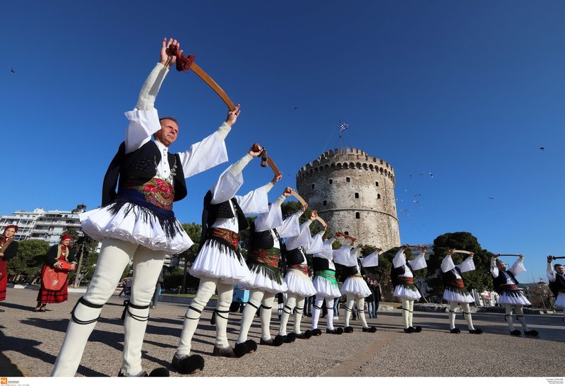 Ρουγκατσάρηδες πλημμύρισαν το Λευκό Πύργο -Με φουστανέλες, σπαθιά και τσάμικα [εικόνες] | iefimerida.gr 3