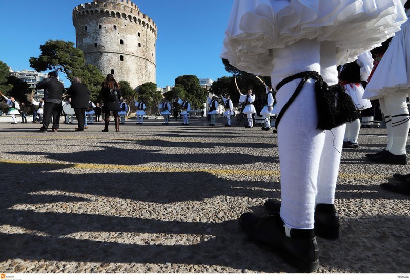 Ρουγκατσάρηδες πλημμύρισαν το Λευκό Πύργο -Με φουστανέλες, σπαθιά και τσάμικα [εικόνες] | iefimerida.gr 2