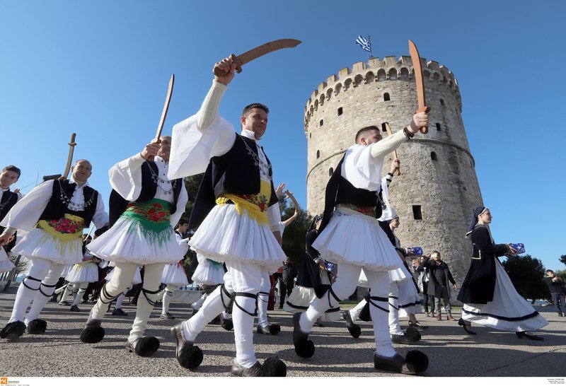 Ρουγκατσάρηδες πλημμύρισαν το Λευκό Πύργο -Με φουστανέλες, σπαθιά και τσάμικα [εικόνες] | iefimerida.gr 4