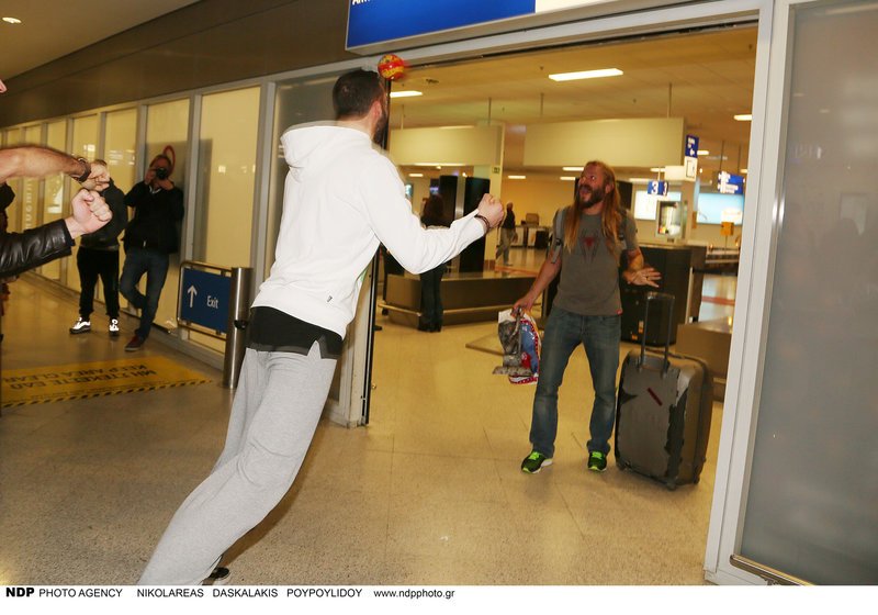 Nomads: Καρέ καρέ η άφιξη των παιχτών -Ποιοι τους περίμεναν [εικόνες] | iefimerida.gr 9