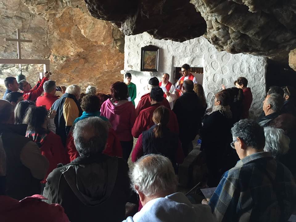Σύρος: Πανηγύρι στο μαγευτικό ξωκλήσι του Αγίου Στεφάνου μέσα σε σπηλιά [εικόνες] | iefimerida.gr 1