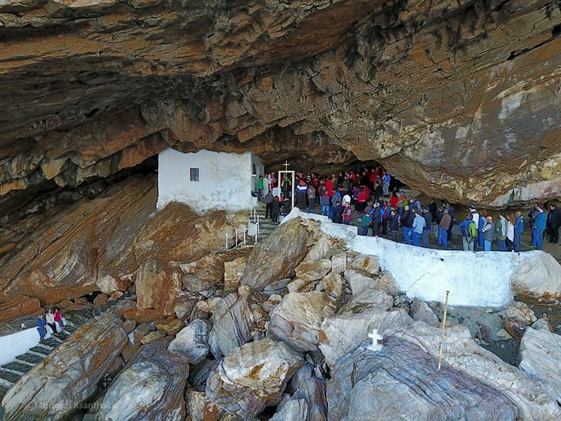 Σύρος: Πανηγύρι στο μαγευτικό ξωκλήσι του Αγίου Στεφάνου μέσα σε σπηλιά [εικόνες] | iefimerida.gr 5