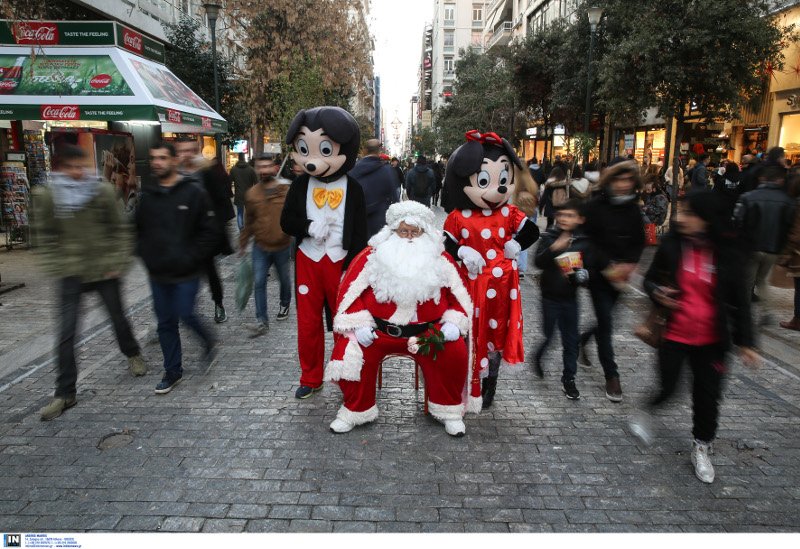 Σε εορταστικό κλίμα η αγορά στην Αθήνα -Η κίνηση στα καταστήματα | iefimerida.gr 0