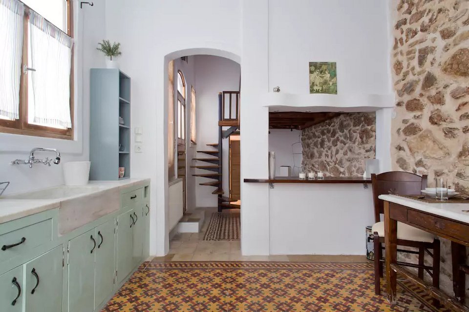 Αυτά είναι τα 15 δημοφιλέστερα σπίτια του Airbnb στην Ελλάδα -Loft, νεοκλασικά, με μικρούς κήπους, από 14 ευρώ [εικόνες] | iefimerida.gr 43