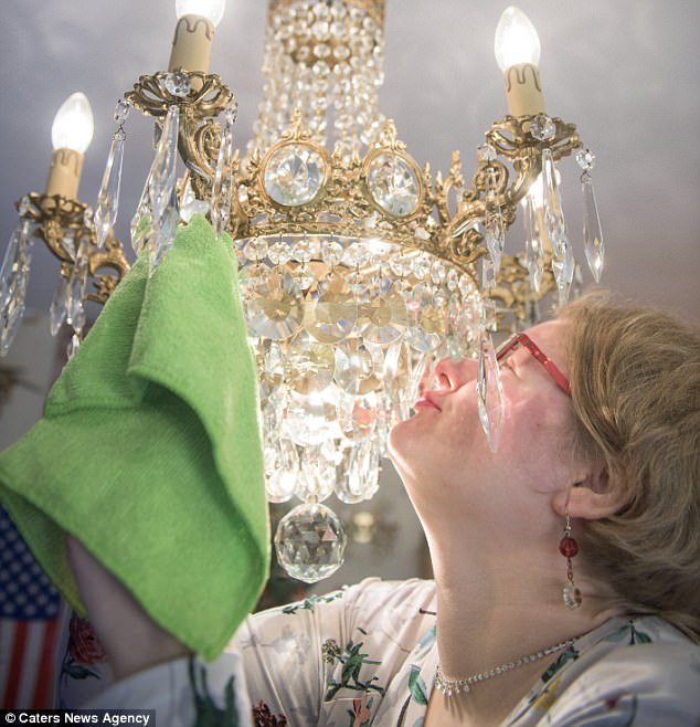 Τρελό: 33χρονη στη Βρετανία αρραβωνιάστηκε με πολυέλαιο... αλλά τον απατά με κηροπήγιο [εικόνες] | iefimerida.gr 1